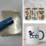 imagem mostrando o rolo de Filme DTF UV e seu uso em canecas ou copos