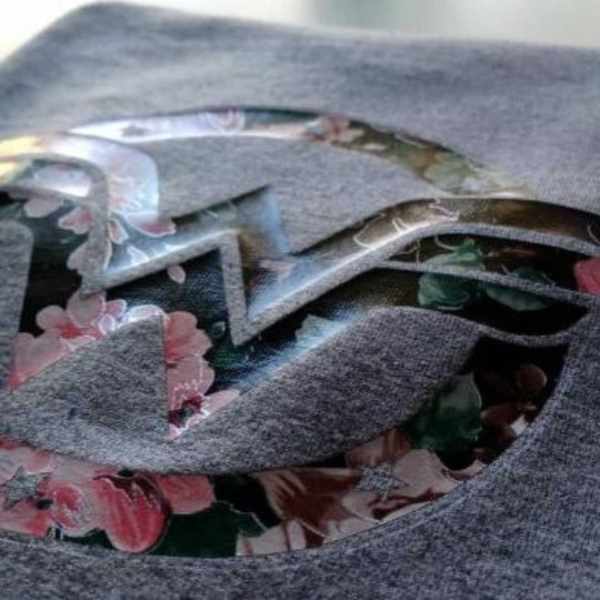 Filme de recorte FLORAL em uma camiseta