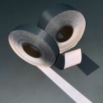 rolos de fita refletiva 50 ciclos em ambiente escuro com incidência de luz