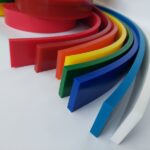 detalhe das tiras de poliuretano vermelha, amarela, verde, azul e branca