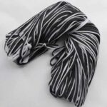 detalhe do cordão refletivo preto visto de perto