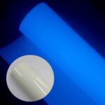 rolo do filme de recorte brilha no escuro branco com luminescência azul