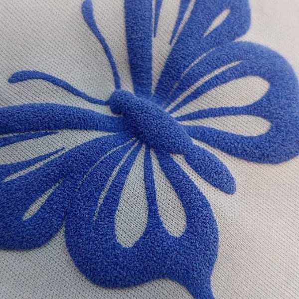 filme de recorte puff aplicado formando um borboleta em alto-relevo na cor azul