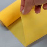 detalhe do rolo de poliéster amarelo para serigrafia